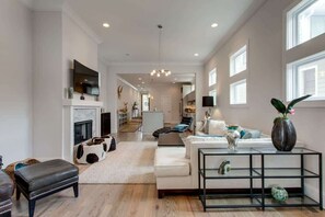 Fernseher, Kamin, Arbeitsbereiche