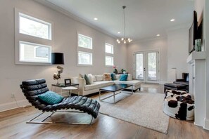 Fernseher, Kamin, Arbeitsbereiche