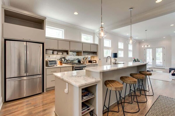 Kühlschrank, Mikrowelle, Ofen, Herdplatte