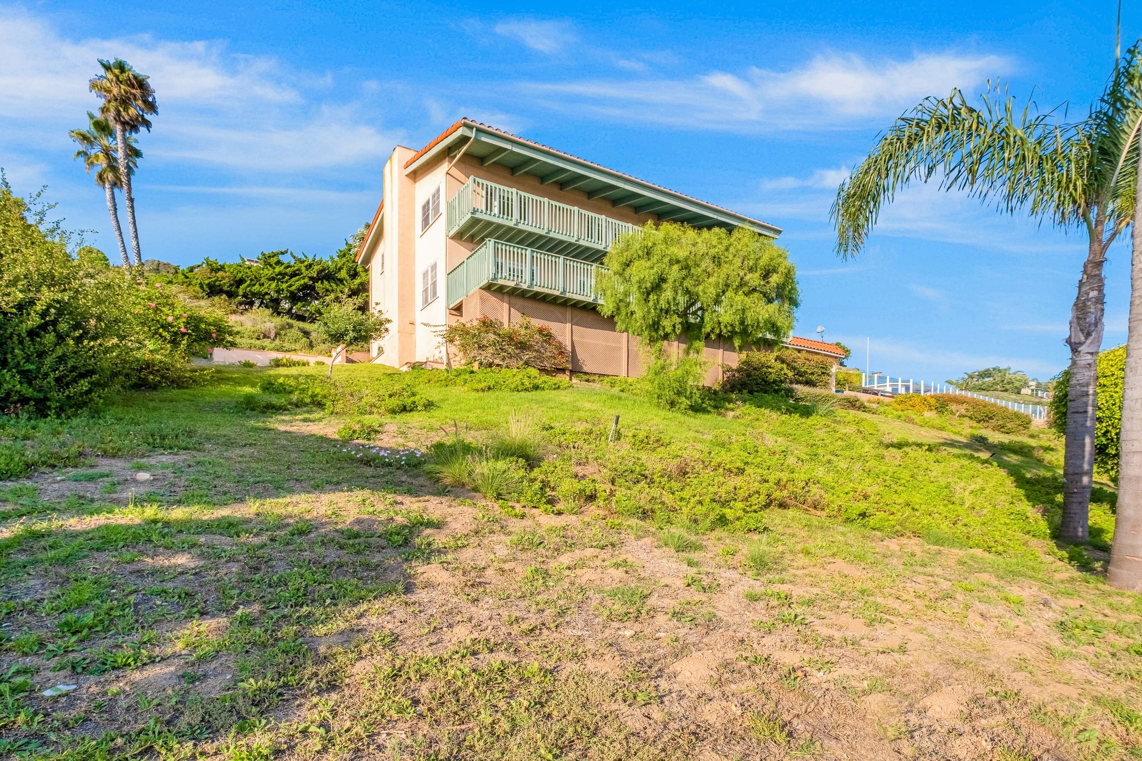 Dog-friendly house with ocean and mountain views - snowbird-friendly