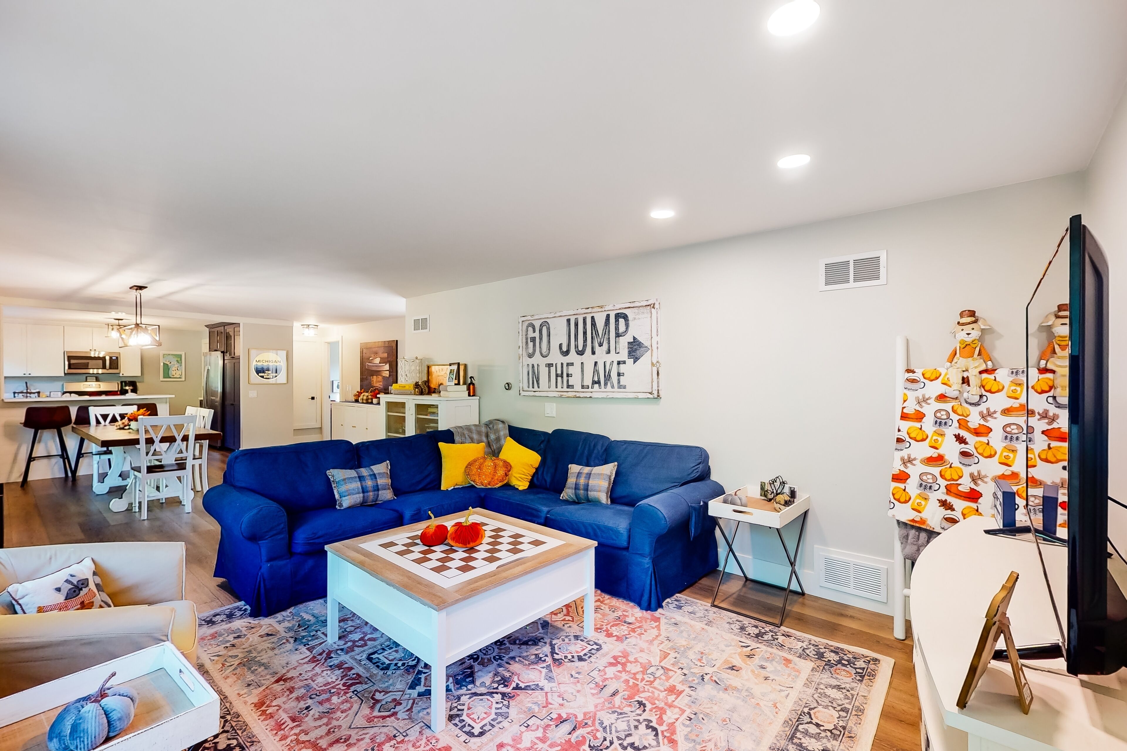 Dog-friendly home on a large corner lot with firepit, washer/dryer, & fast WiFi