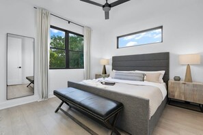 7 bedrooms, desk, iron/ironing board, travel cot