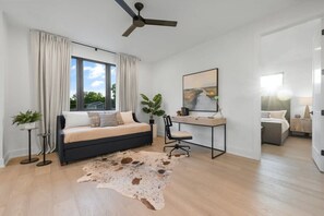 7 Schlafzimmer, Schreibtisch, Bügeleisen/Bügelbrett, Reisekinderbett