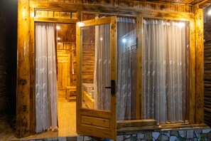 Xalet Deluxe, 2 llits de matrimoni, no fumadors, vistes a la muntanya | 1 dormitori, roba de llit d'alta qualitat i cobrellits