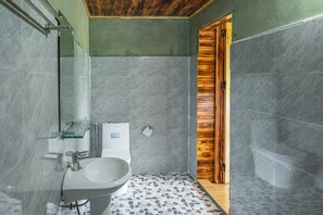 Deluxe chalet, 2 queensize bedden, niet-roken, uitzicht op bergen | Badkamer | Een douche, een regendouche, gratis toiletartikelen, een haardroger
