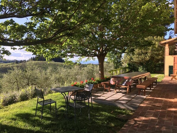 Outdoor dining - Tenuta Cambiano - Colombaie ,Tuscany (Castelfiorentino)