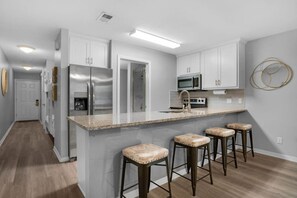 Kylskåp, mikrovågsugn, ugn och spishäll