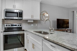 冷蔵庫、電子レンジ、オーブン、コンロ