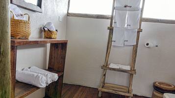 Soffione a pioggia, set di cortesia gratuito, asciugamani, sapone