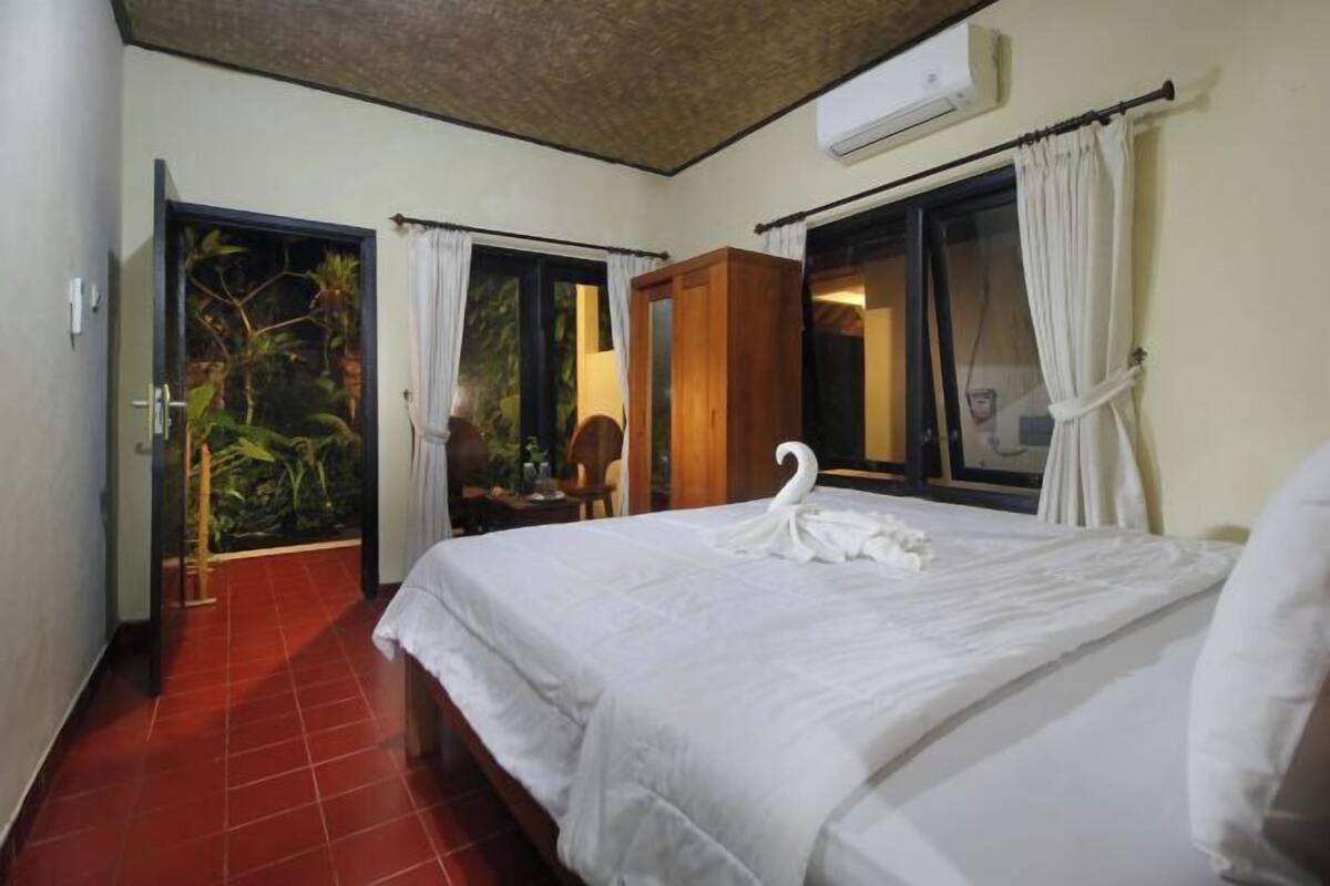 Blackout drapes, WiFi (free), bed sheets