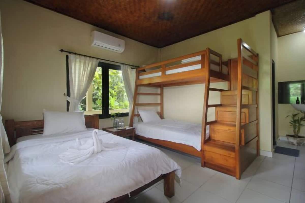 Blackout drapes, WiFi (free), bed sheets