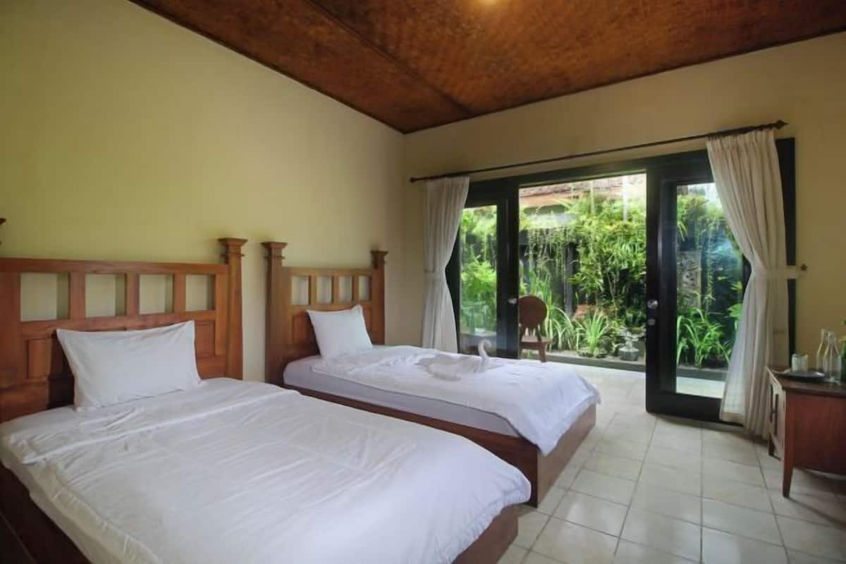 Blackout drapes, WiFi (free), bed sheets