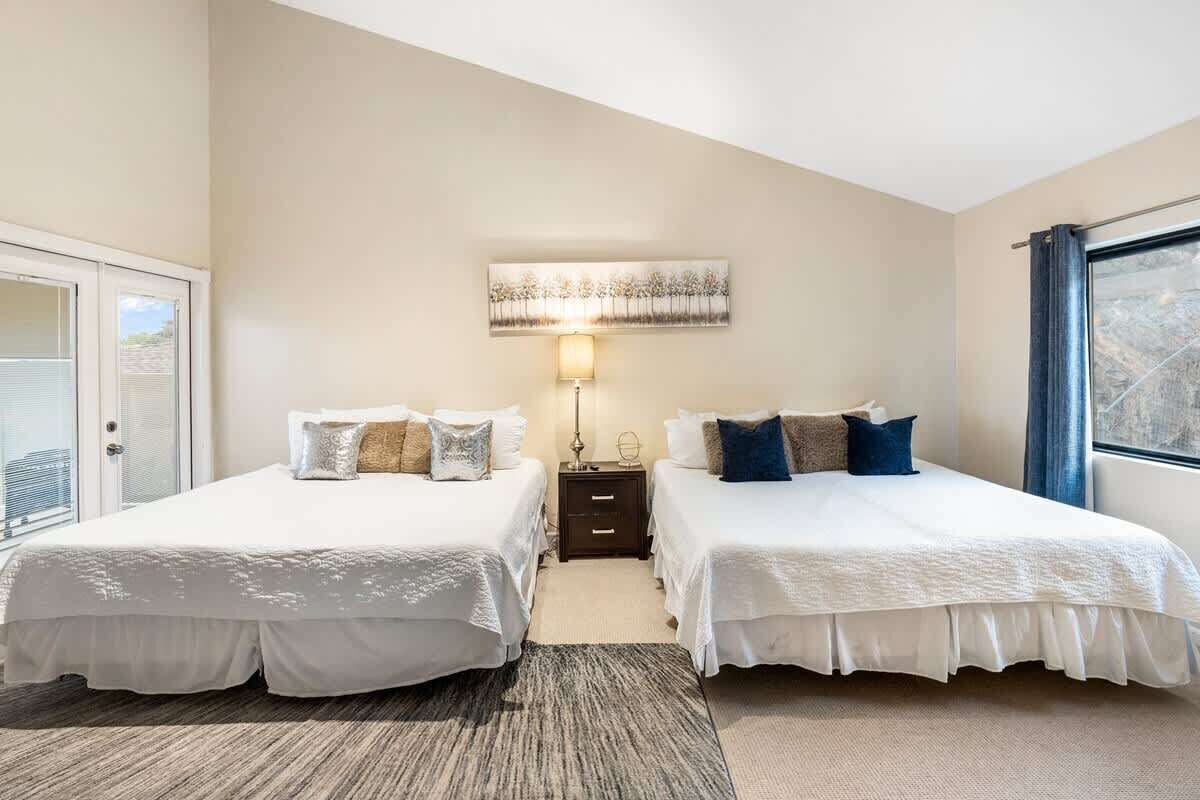 6 bedrooms, iron/ironing board, WiFi, bed sheets