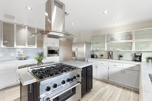 Réfrigérateur, four à micro-ondes, surface de cuisson, lave-vaisselle