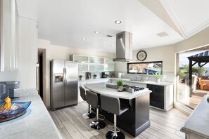 Køleskab, mikrobølgeovn, kogeplade, opvaskemaskine