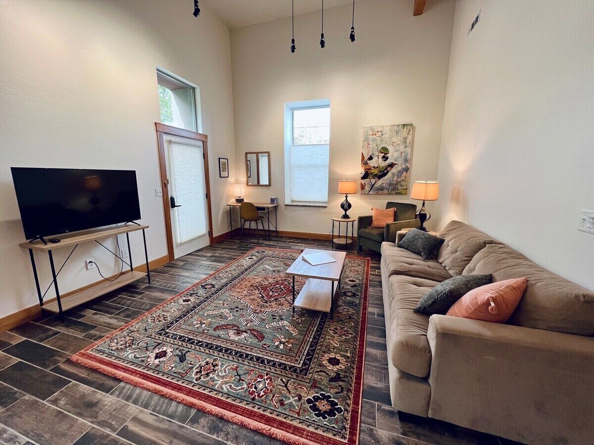 Luxury Downtown Condo #C w/ desk