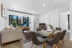 TV, fireplace, offices - Remarkable 3-Bed with City Views & Swimming Pool (Southbank)