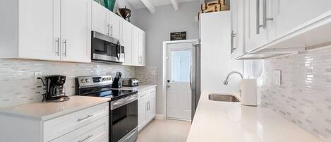 Køleskab, mikrobølgeovn, kogeplade, opvaskemaskine