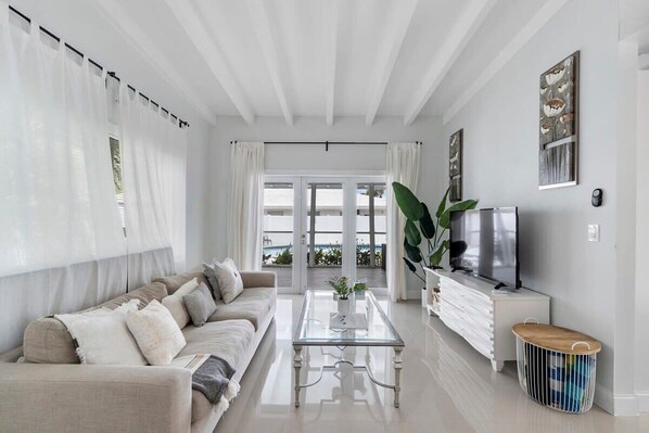 TV, offices - Seashell~Walk To The Beach~Comfy Beds~Firepit~Pool (Fort Lauderdale)