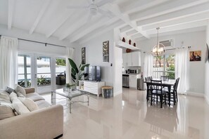 TV, offices - Seashell~Walk To The Beach~Comfy Beds~Firepit~Pool (Fort Lauderdale)