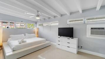 1 dormitori, planxa i posts de planxar, un bressol de viatge i wifi