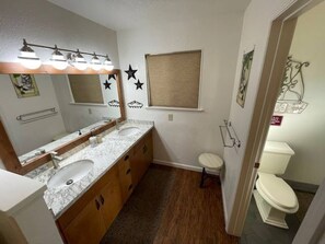 浴缸、吹风机、毛巾