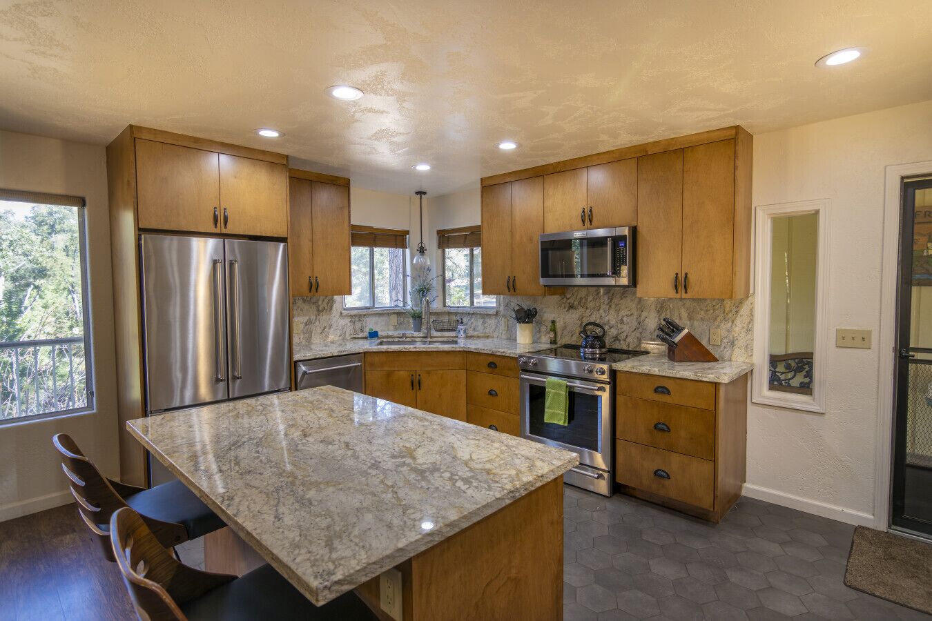 冰箱、微波炉、烤箱、炉灶