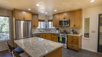 Frigorífico, microondas, horno y placa de cocina