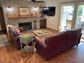 Una televisión, una chimenea, una oficina