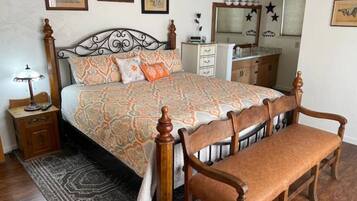 1 bedroom, desk, travel crib, WiFi