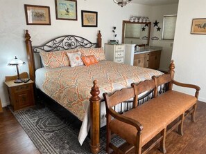 1 bedroom, desk, travel crib, WiFi