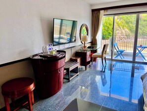 Down duvets, memory-foam beds, individually decorated - Hundred Days Hotel (Higashi)