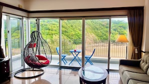 Royal Room, Non Smoking | Living area | 43-inch flat-screen TV with digital channels - Hundred Days Hotel (Higashi)