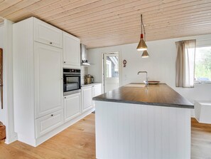 Fridge, microwave, dishwasher, cookware/dishes/utensils