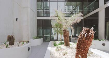 Modern apt in heart of the city