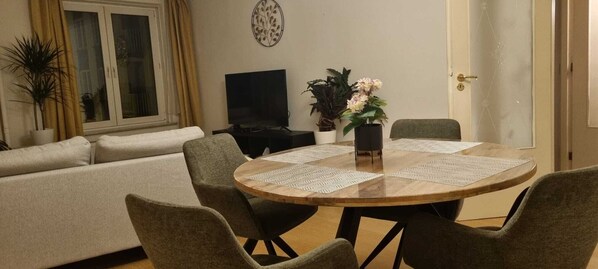 Dining - COSY FLAT 3bedrooms and balcony close to Antwerp center  (Antwerpen)