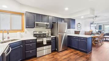 Coffee/tea maker, fridge, microwave, oven