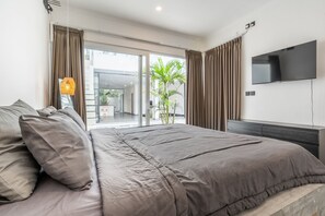 3 bedrooms, desk, WiFi, bed sheets - Deluxe 3BR Sunny Home Villa with Private Pool (Kec.Mengwi, Kabupaten Badung)