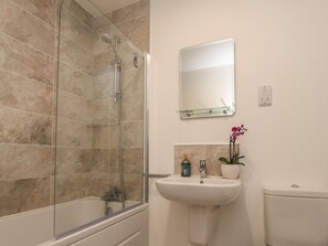Cottage | Interior - River View (Preston)