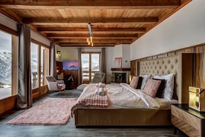 6 bedrooms, desk, iron/ironing board, WiFi