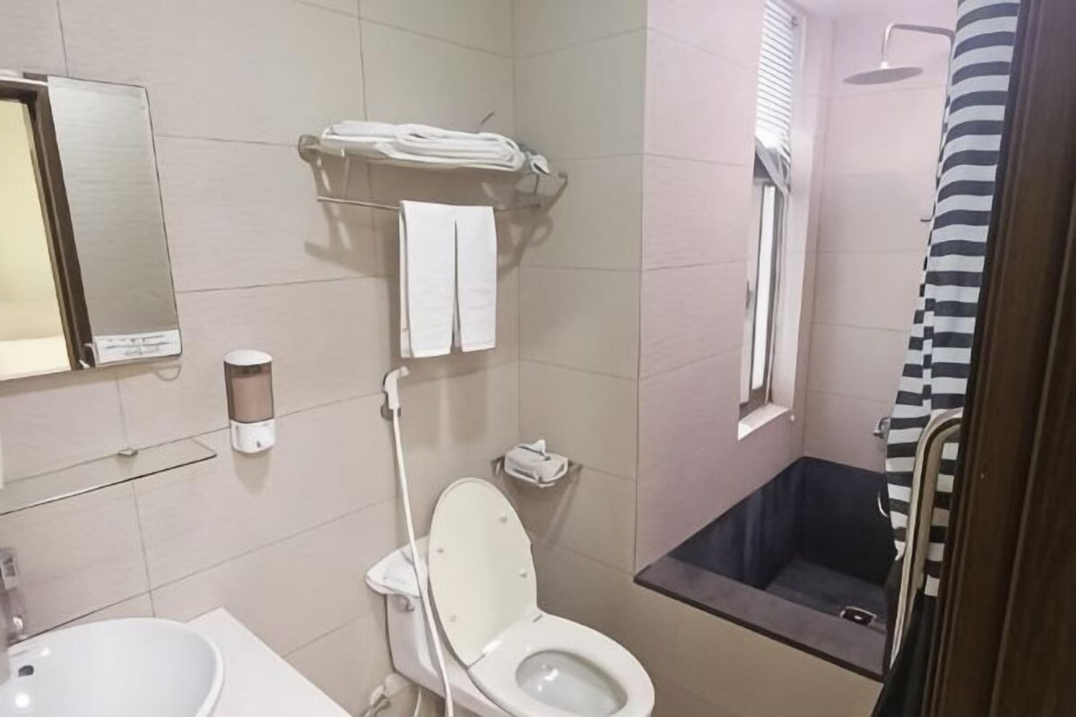 Bathroom | Separate tub and shower, rainfall showerhead, free toiletries