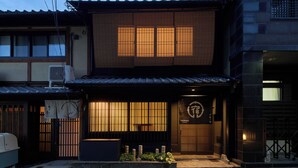 Um edifício japonês tradicional com tatames, uma porta deslizante e uma placa indicando que é um restaurante.