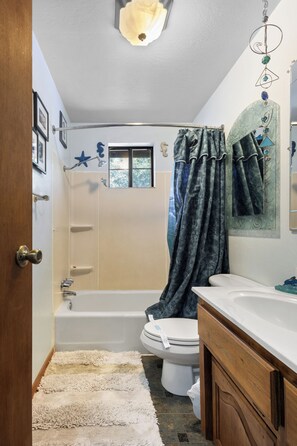 Douche, séchoir à cheveux, serviettes fournies, savon