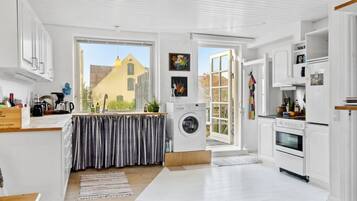 Kühlschrank, Ofen, Kochgeschirr/Geschirr/Besteck