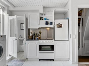Geladeira, fogão, talheres/pratos/utensílios de cozinha