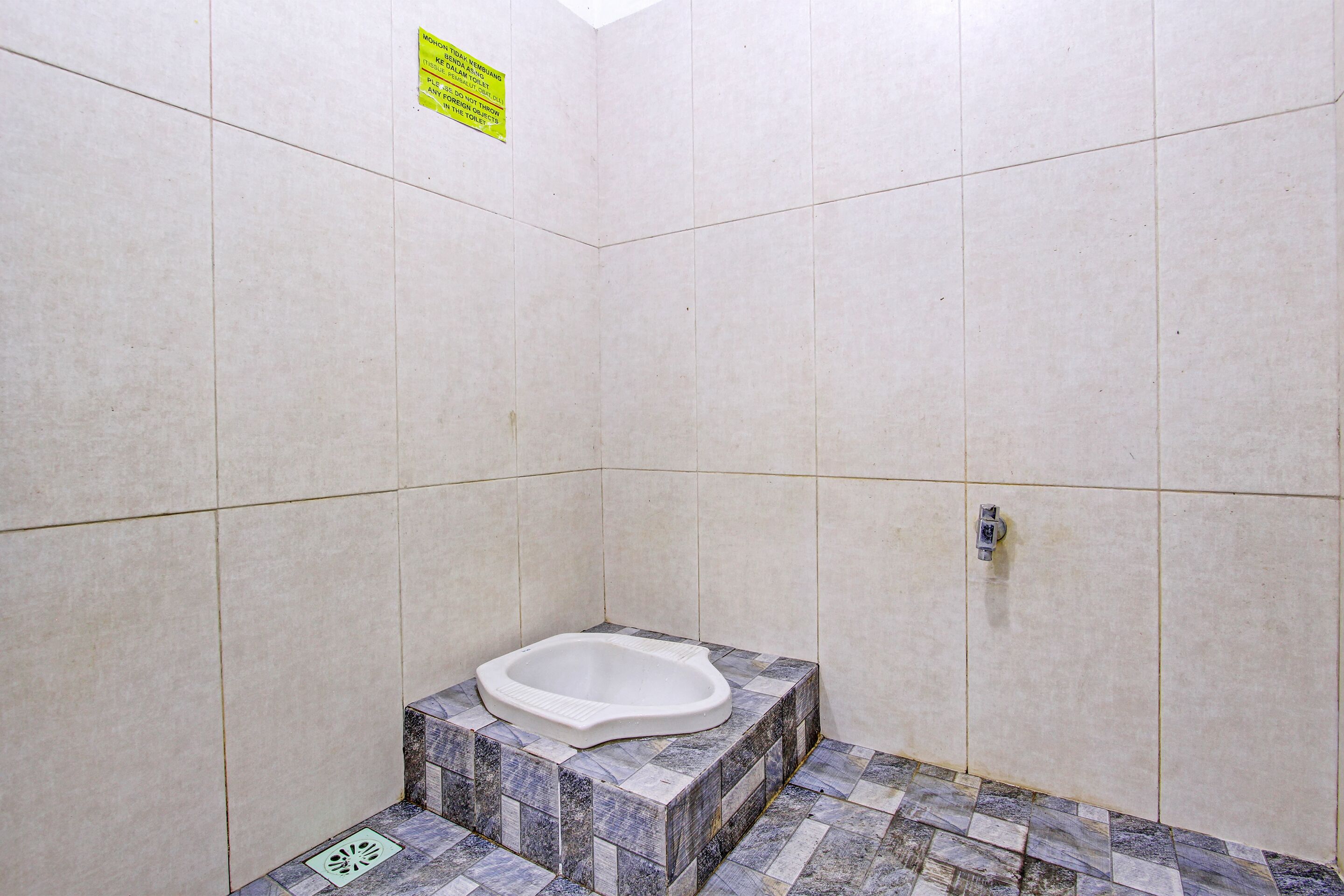 Ein kleines Badezimmer mit Fliesen, einer weißen Badewanne und einer Dusche.