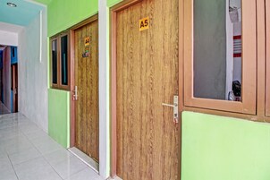 Un pasillo con puertas de madera, identificadas como A4 y A5, que dan a habitaciones.