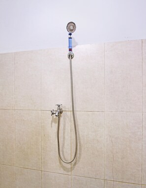 Chambre double | Salle de bain | Douche, serviettes fournies, savon