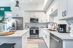 Een koelkast, een magnetron, een oven, een kookplaat