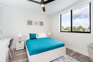 2 bedrooms, desk, iron/ironing board, travel cot - 2br 2 bath 5 mins from airport, Beach, convention center (West Palm Beach)